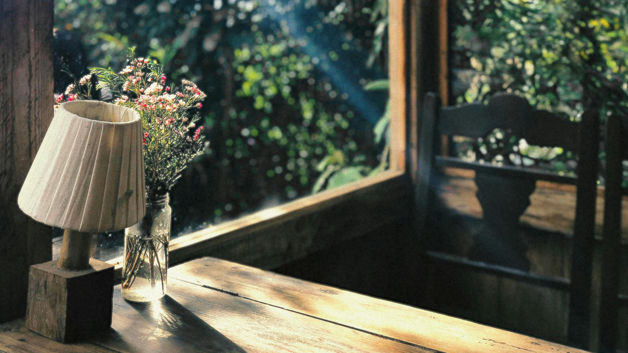 Подоконник со светильником и букет в вазе