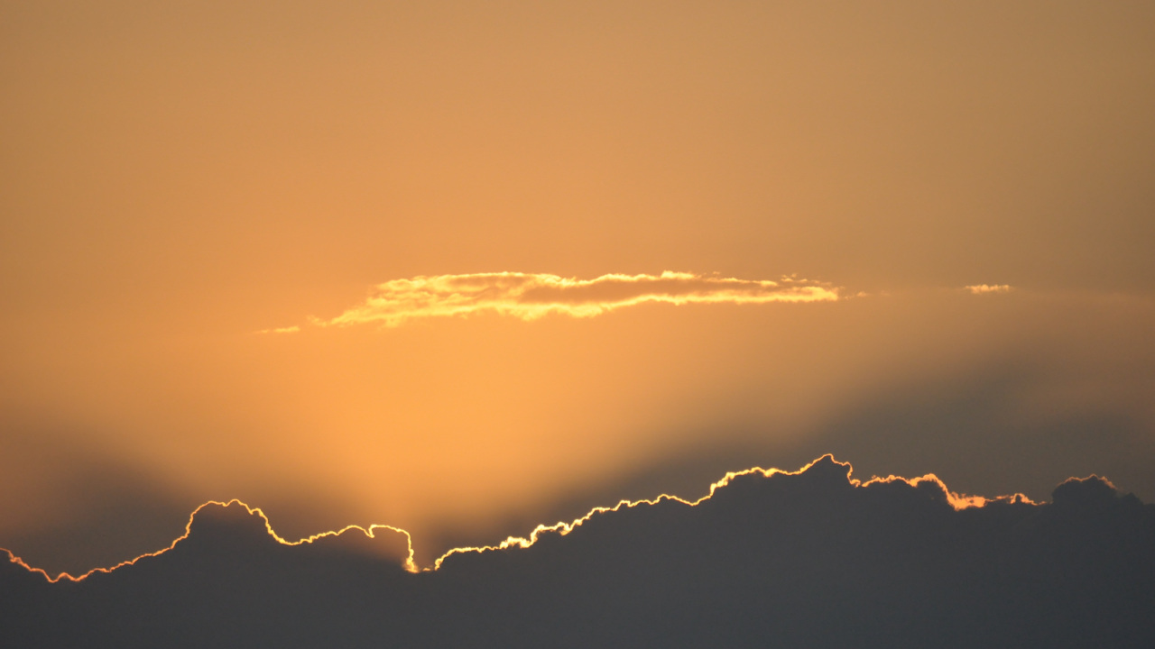 Солнечные лучи светят из-за тучи