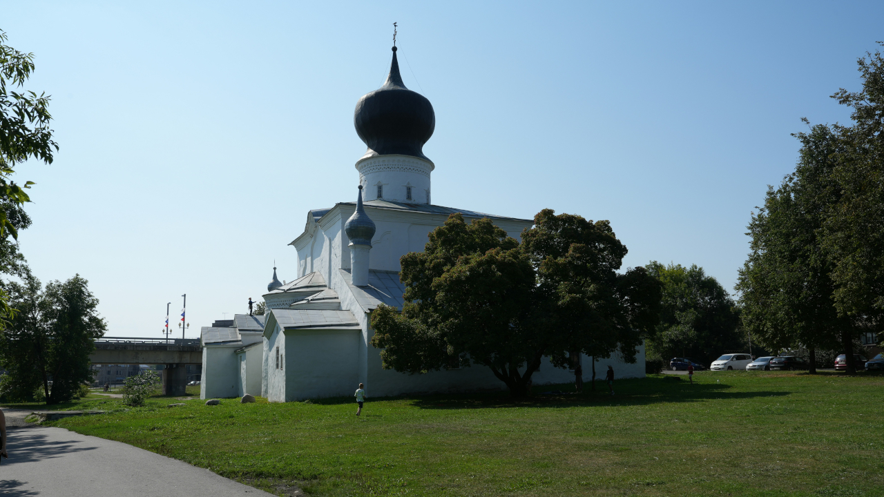 Белокаменная церковь
