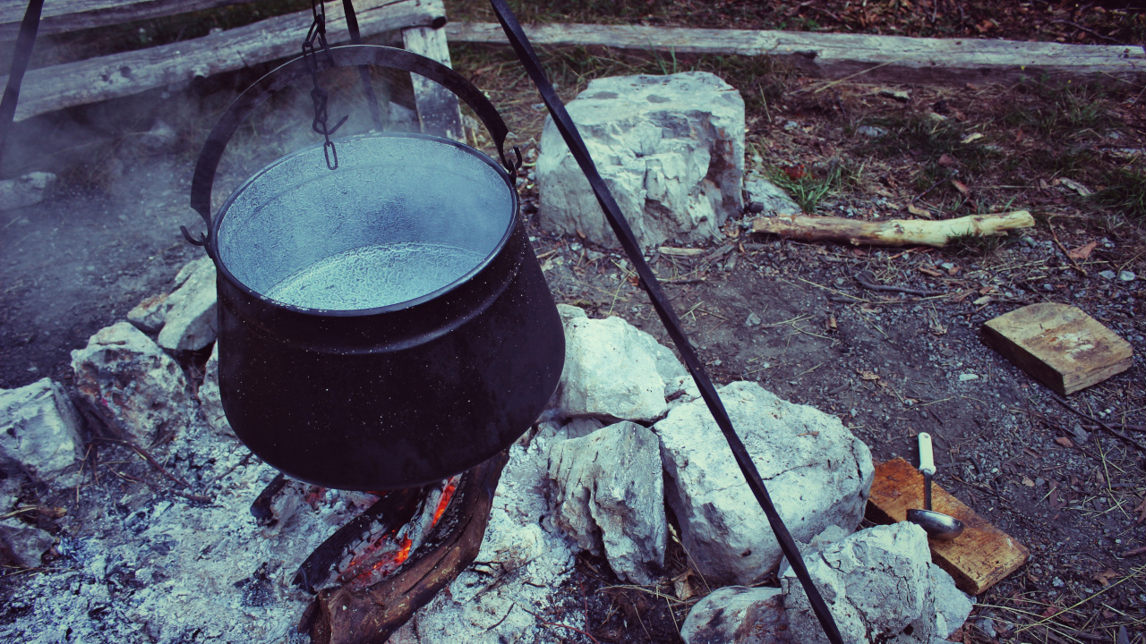 Котелок висит над костром