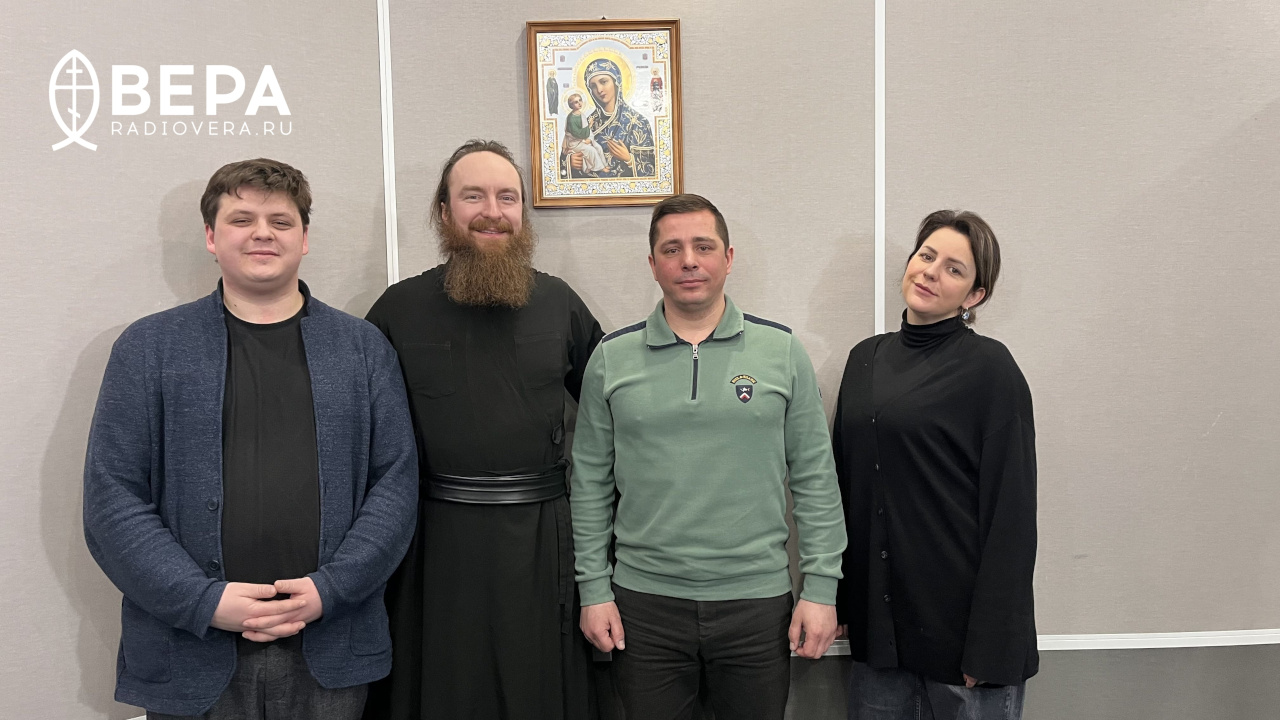 Иеромонах Поликарп (Тибанов) и Михаил Курдюков в студии Радио ВЕРА