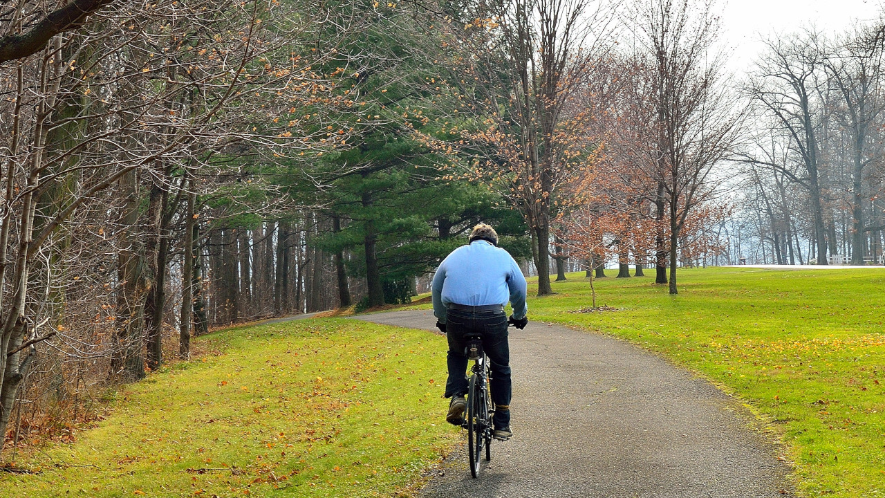Велосипедист в осеннем парке