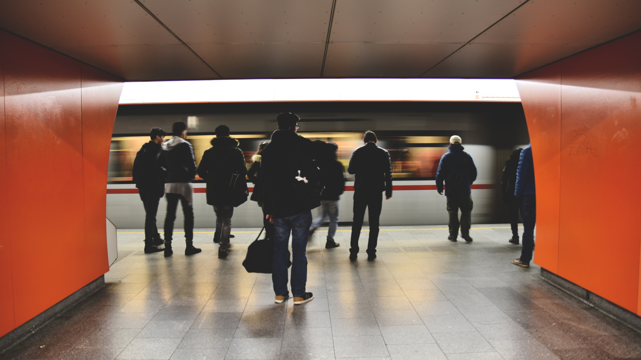 Люди стоят на платформе метро