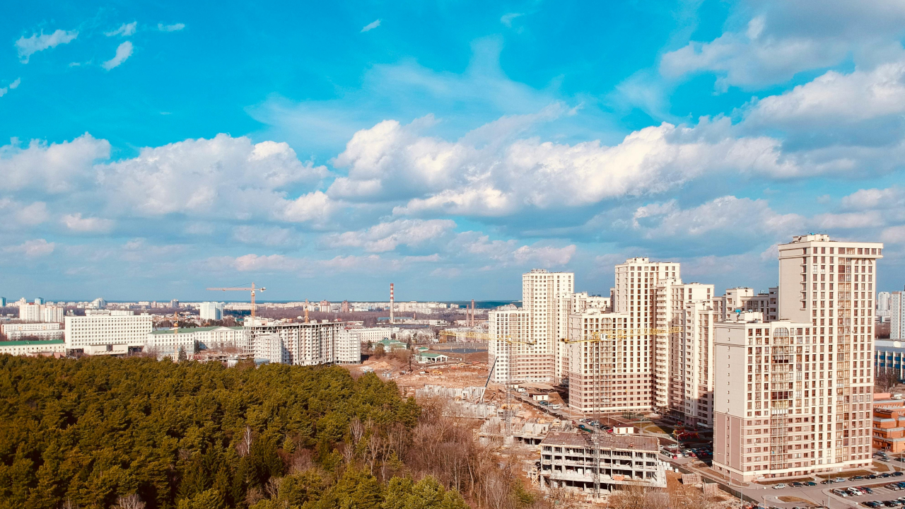 Вид на строящийся жилищный комплекс