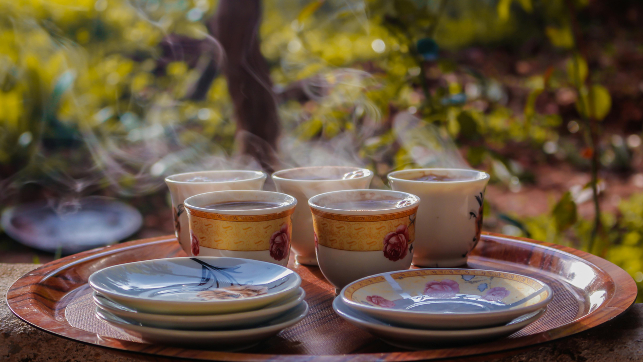 Поднос с блюдцами и чашками с кофе