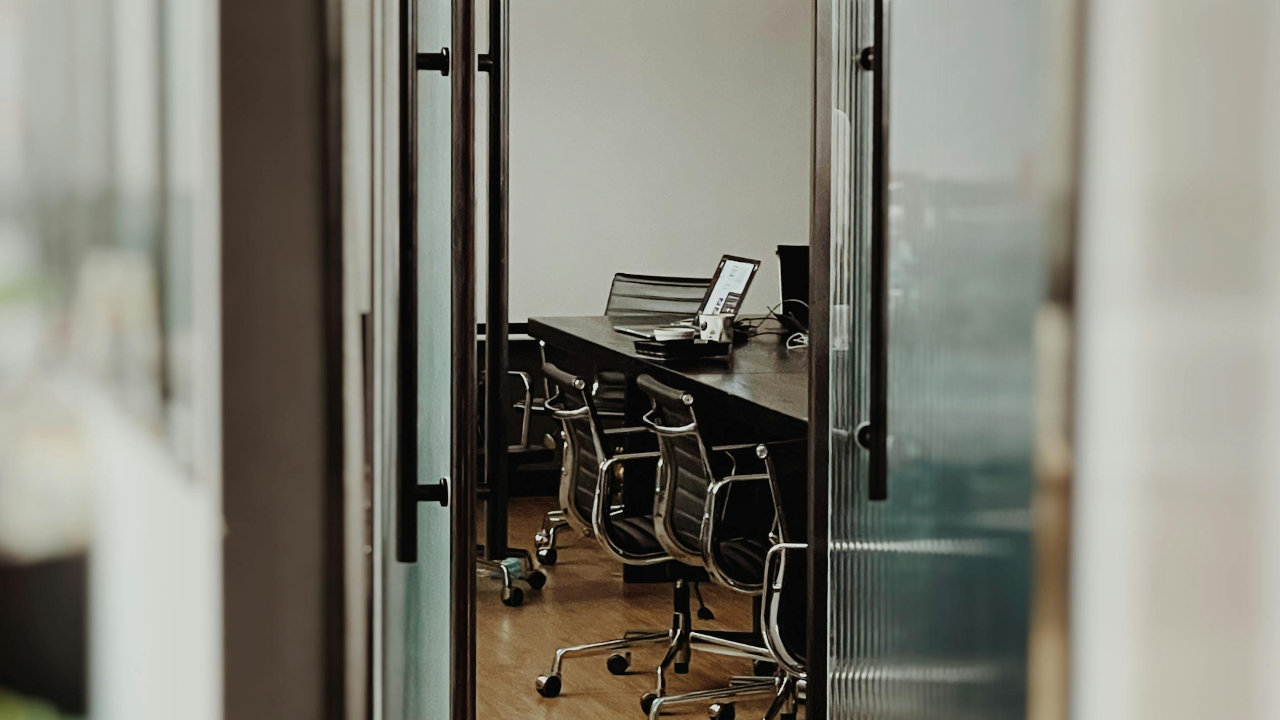 Открытые стеклянные двери в переговорную