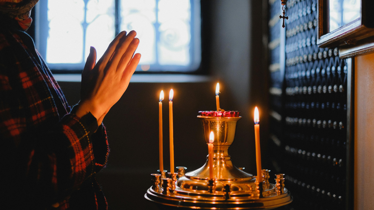 Женщина молится перед иконой