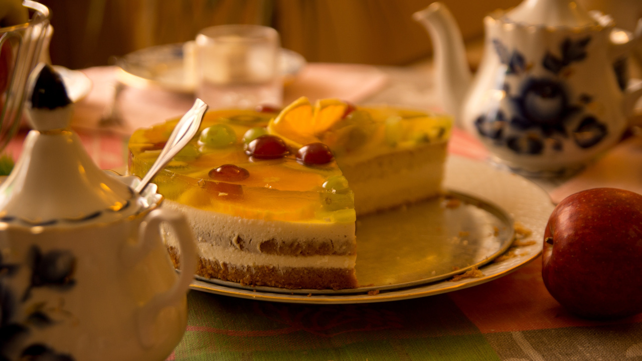 Накрытый стол для чаепития