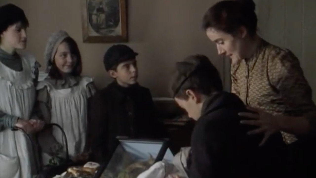 Дети в гостиной с женщиной