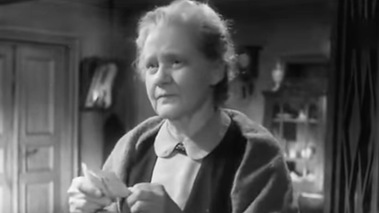 Пожилая женщина держит в руках телеграмму