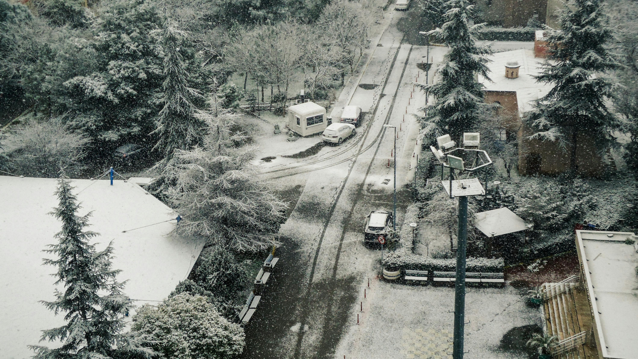 Вид сверху на двор, укрытый первым снегом