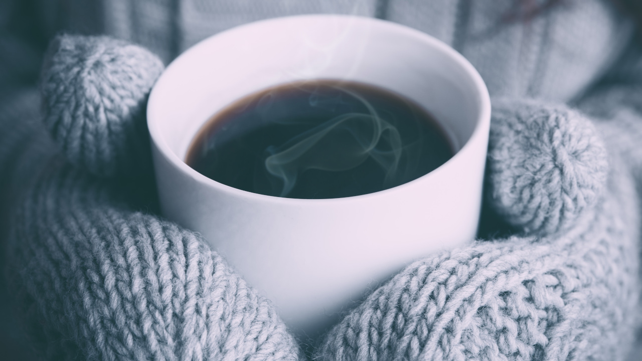 Чашка кофе в руках