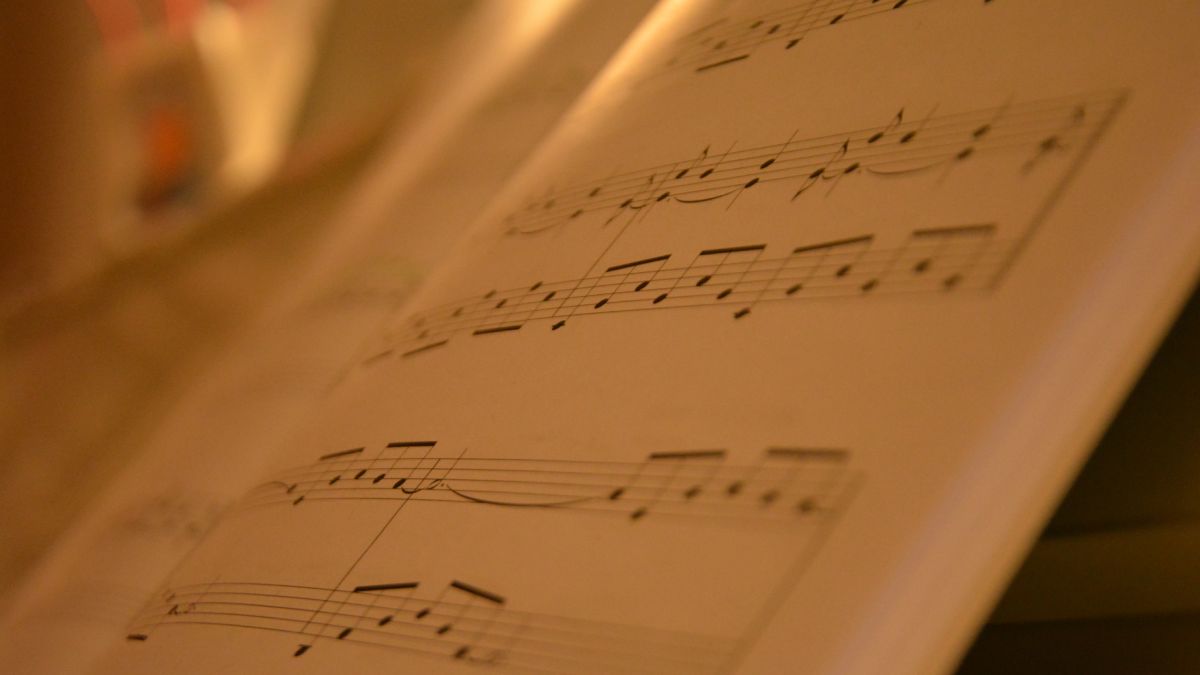 Ноты на листе бумаги