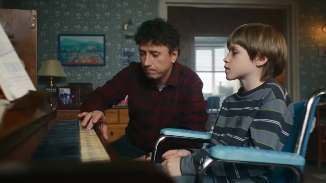 Мужчина и мальчик сидят у открытого пианино