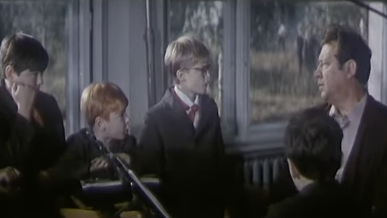 Преподаватель в окружении детей