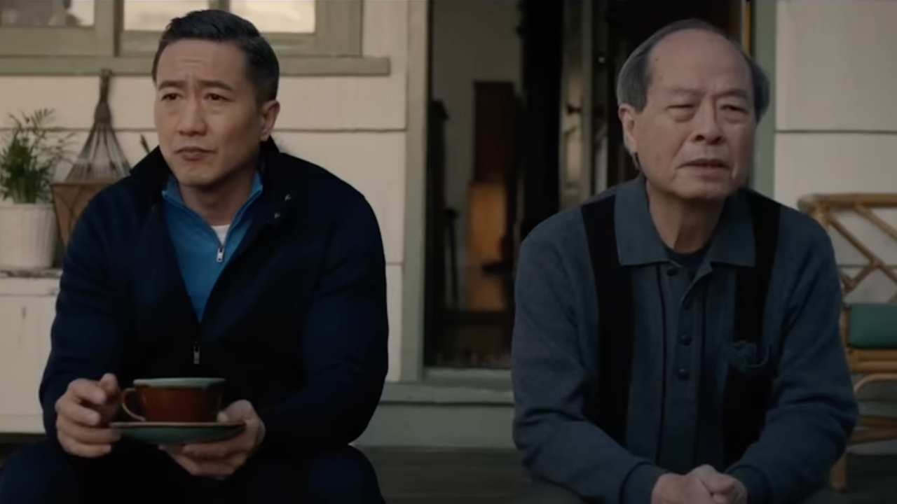 Двое мужчин сидят и разговаривают