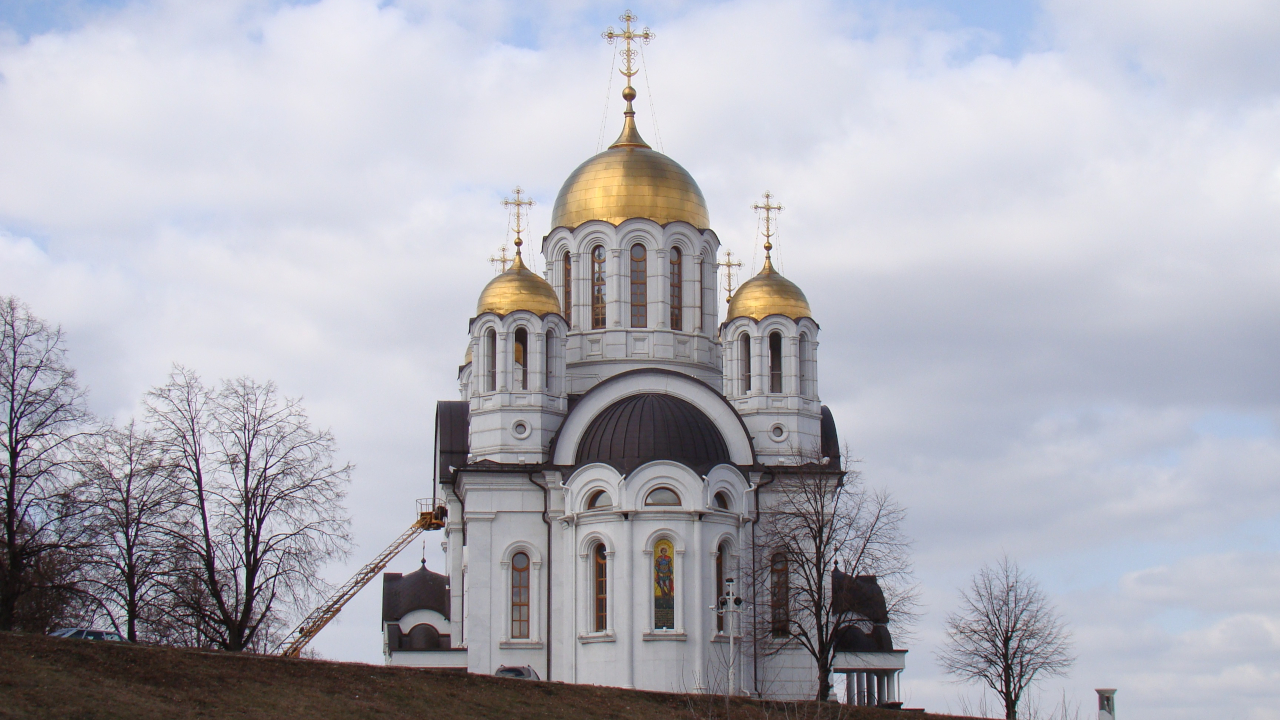 Белокаменный собор с золотыми куполами