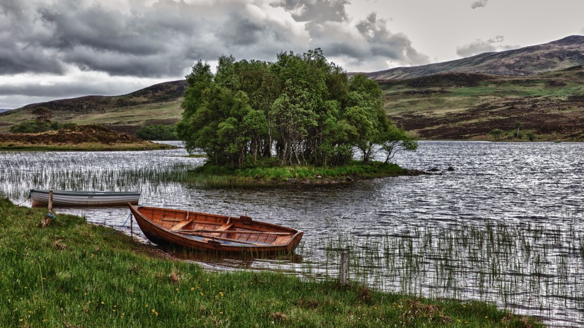 Деревянная лодка на озере