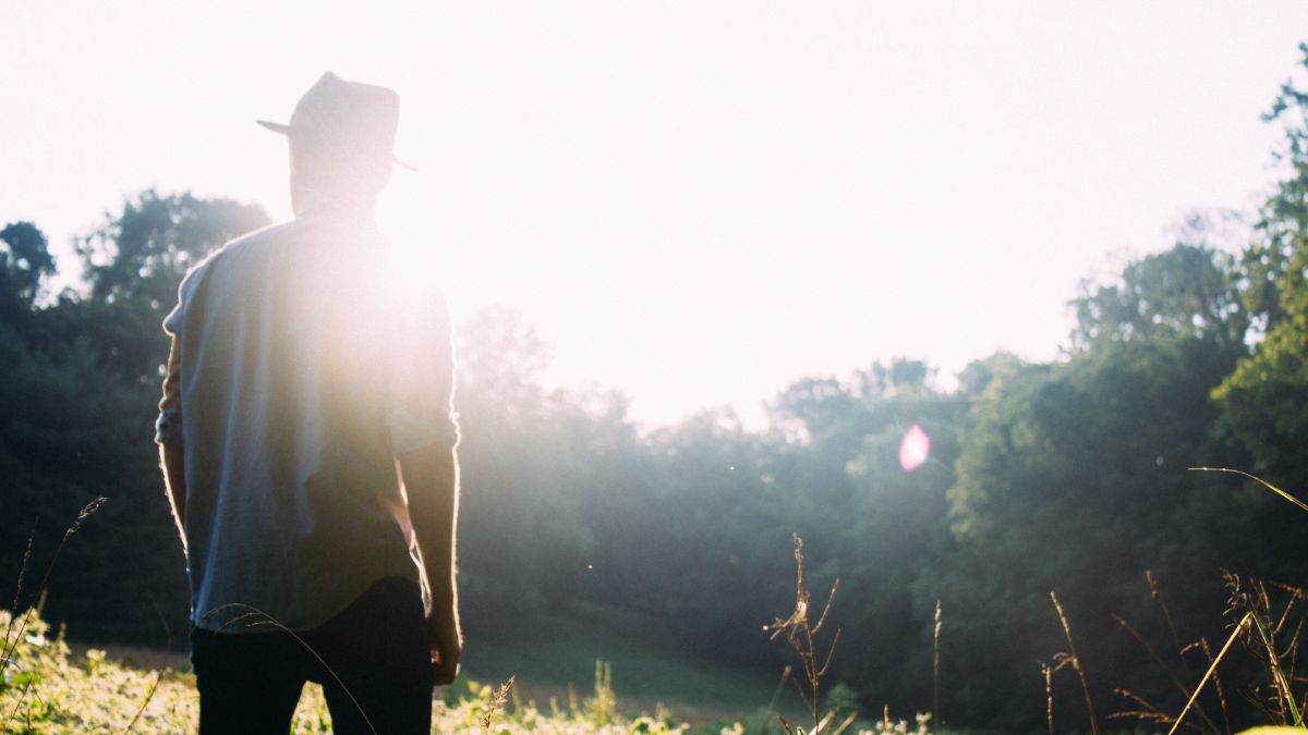 Человек в лучах солнца