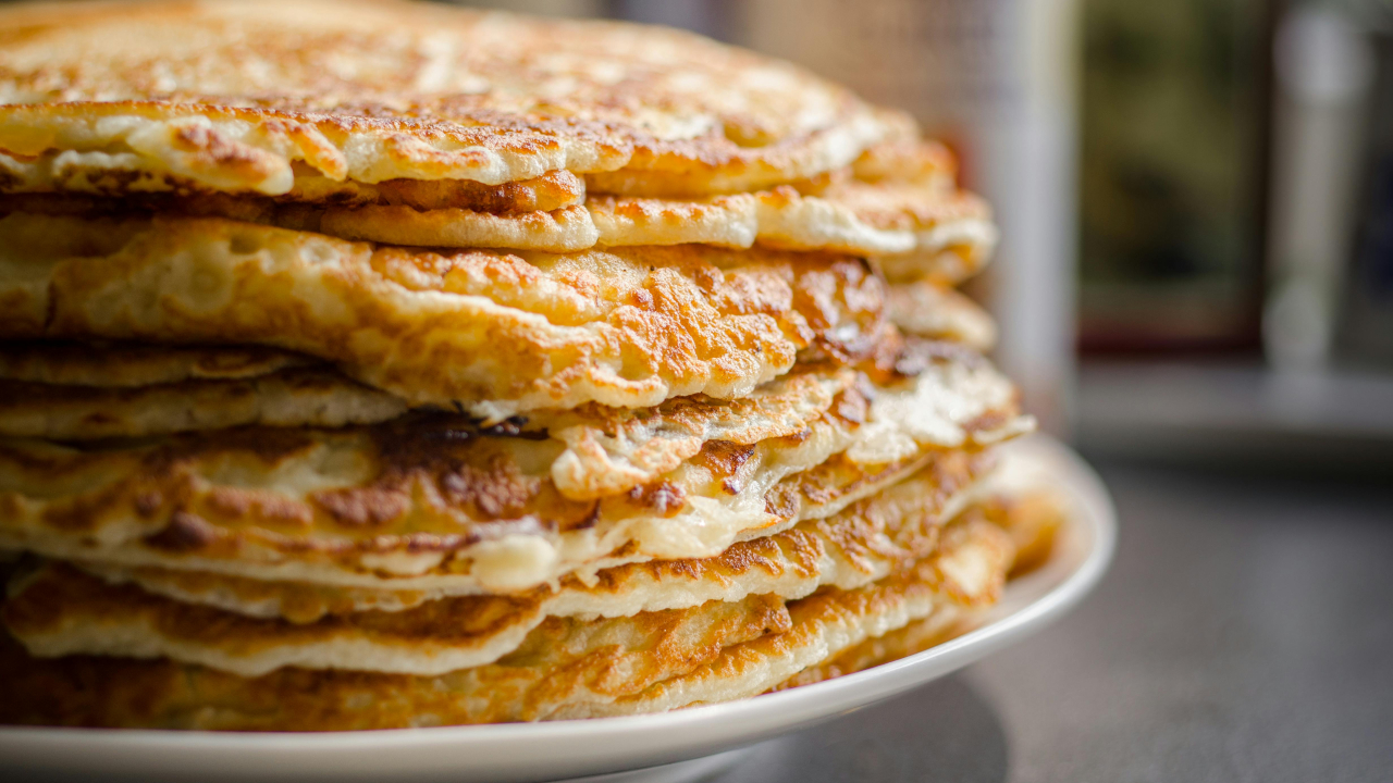 Стопка блинов на тарелке