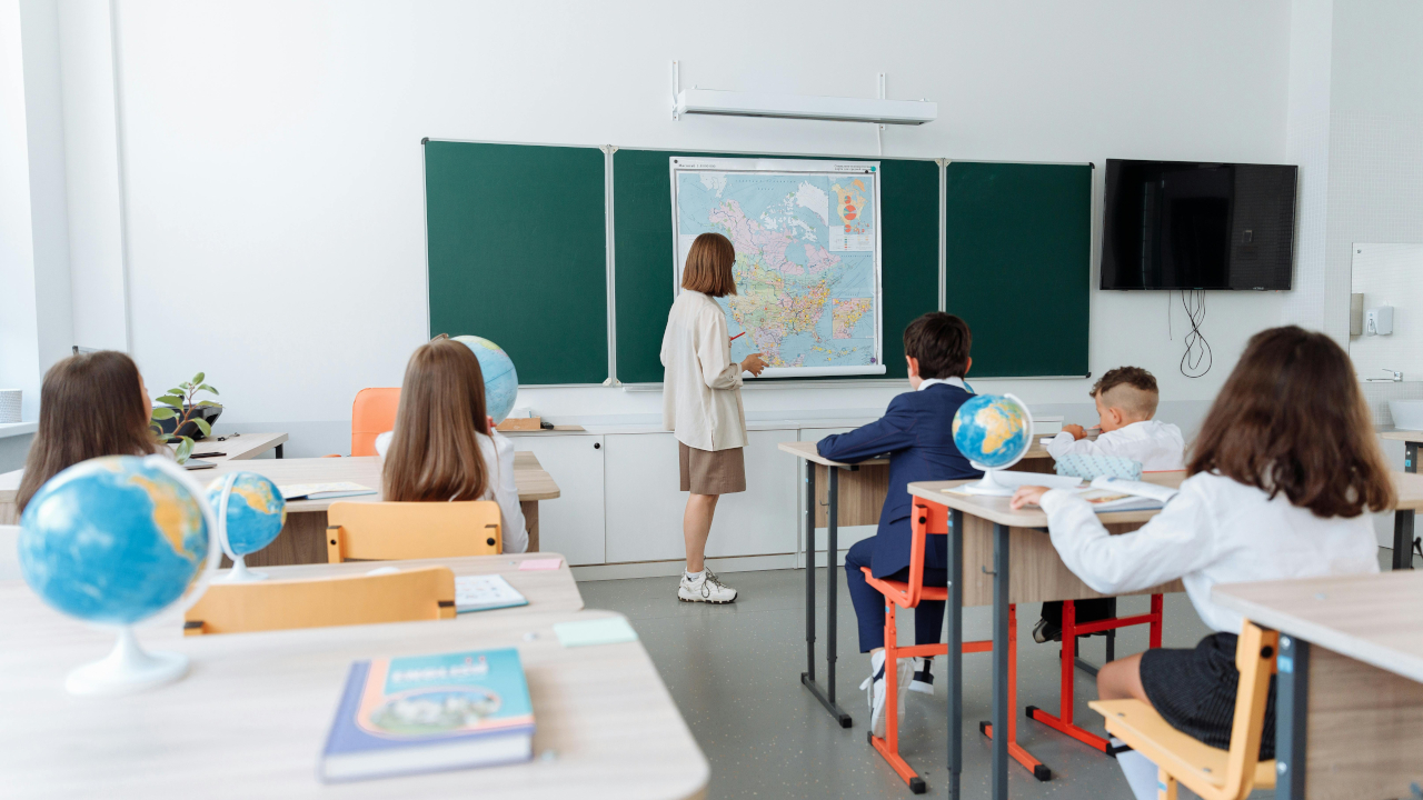 Дети сидят за партами в классе на уроке