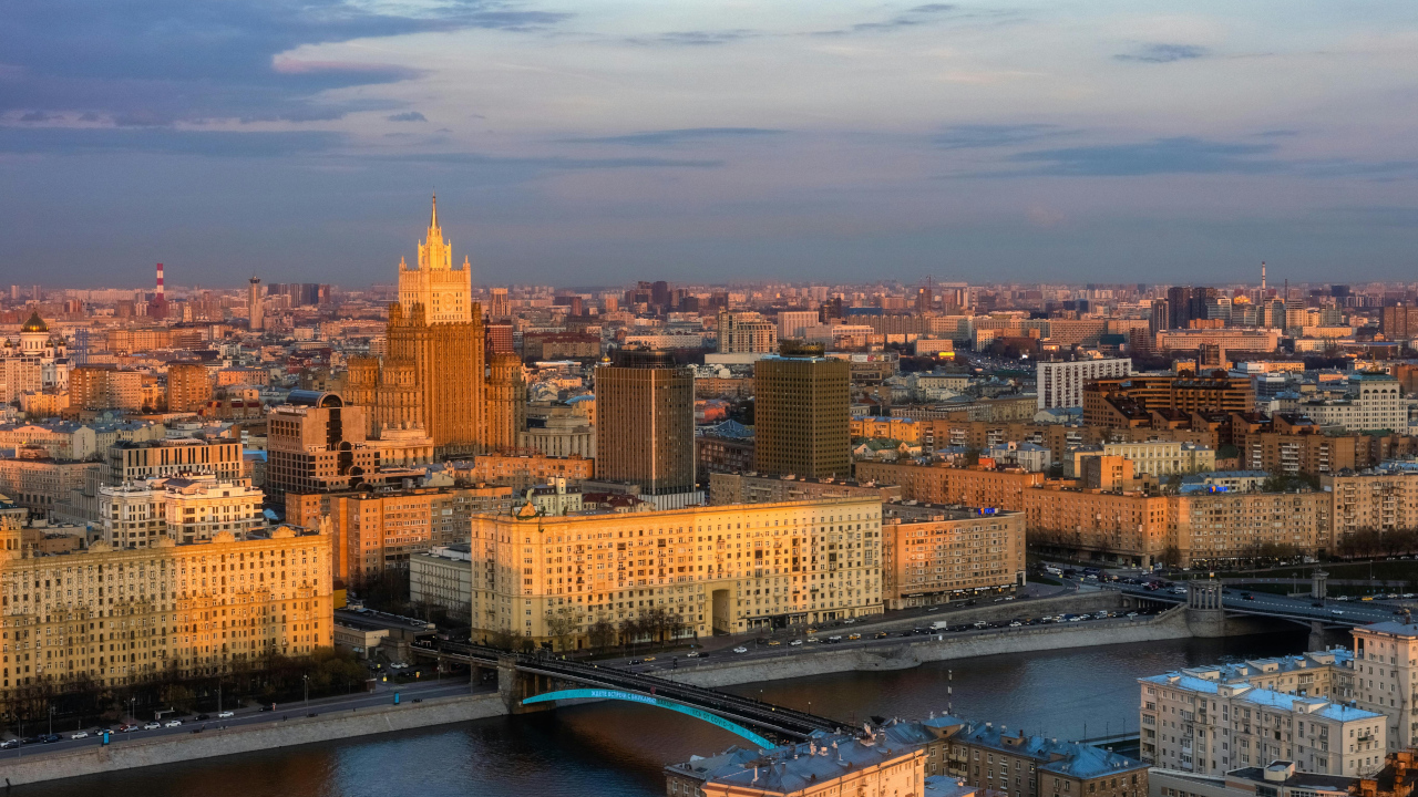 Город освещённый утренним солнцем