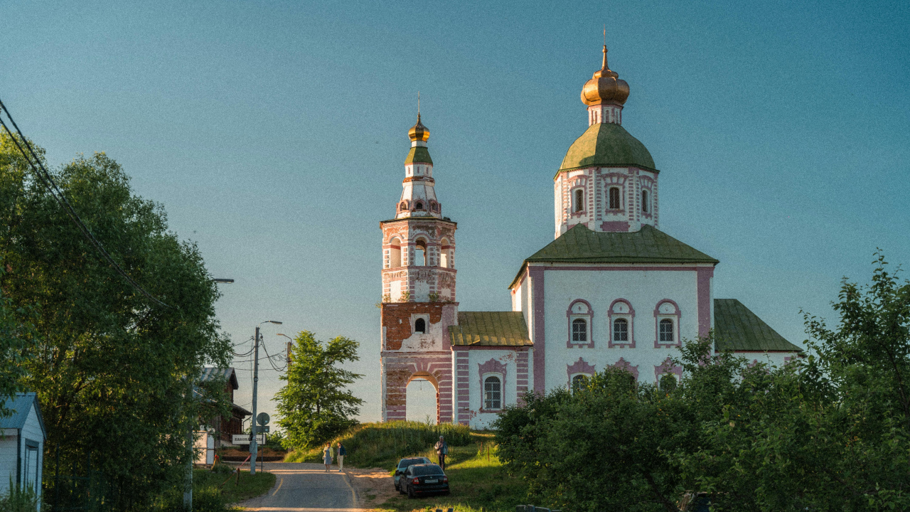 Старая, кирпичная церковь с колокольней