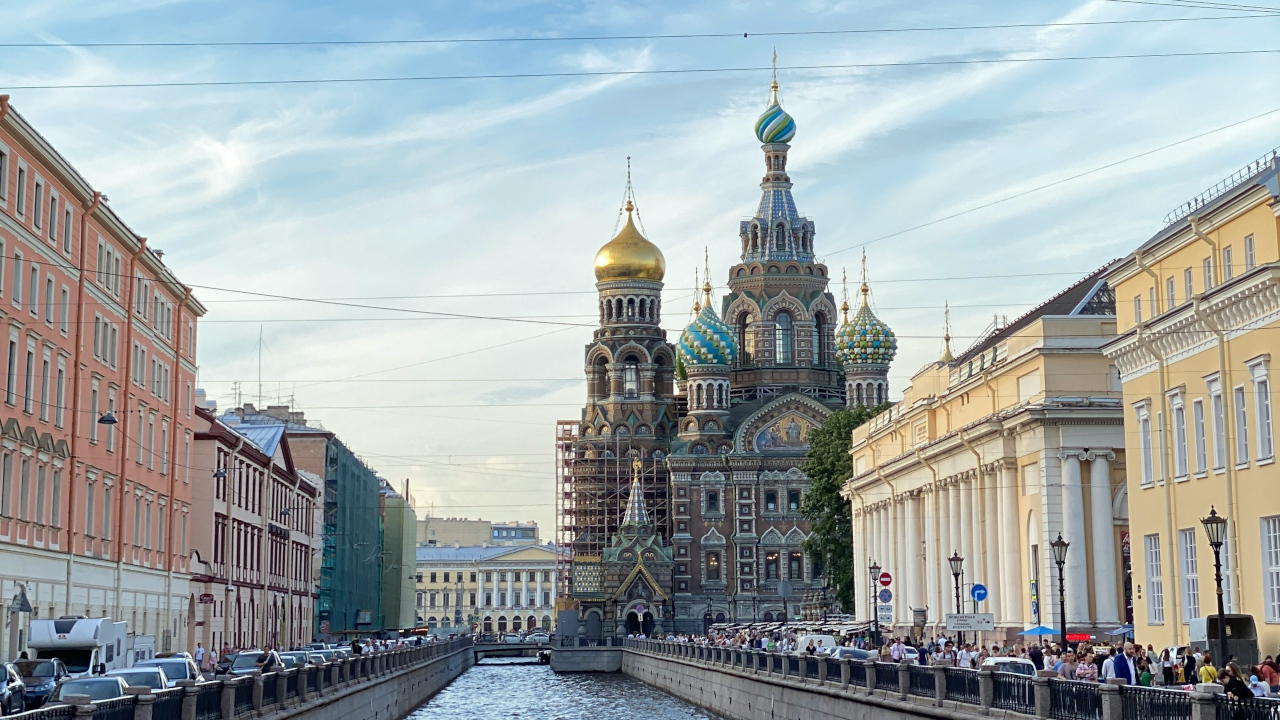 Храм стоящий на набережной
