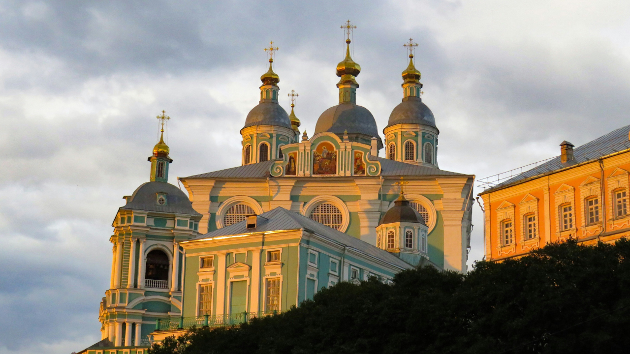 Кафедральный собор в лучах заходящего солнца