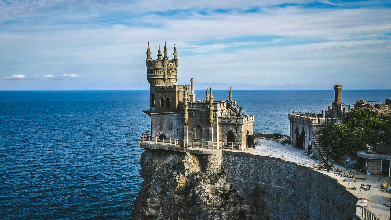 Замок на побережье моря