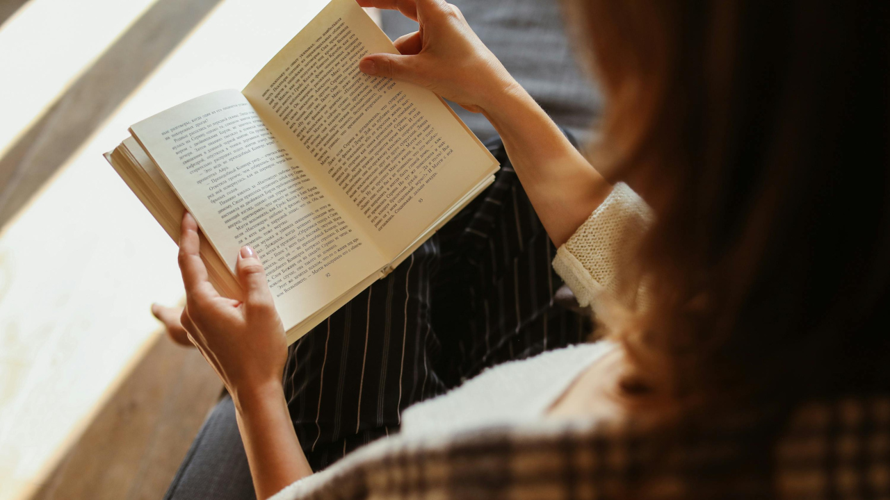 Девушка с открытой книгой в руках