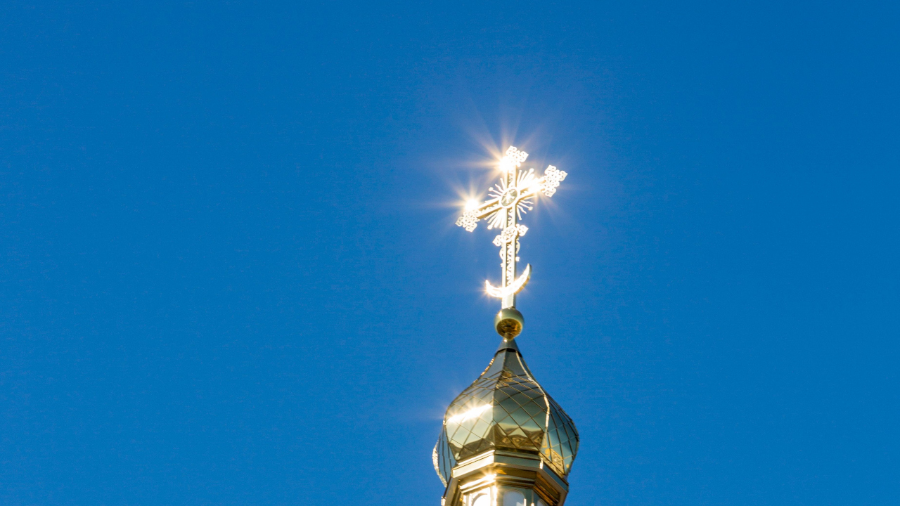 Крест отражает лучи солнца