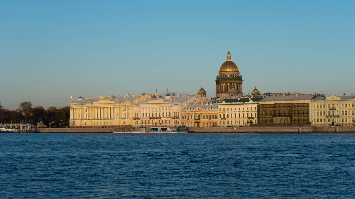 Вид с реки на Санкт-Петербург
