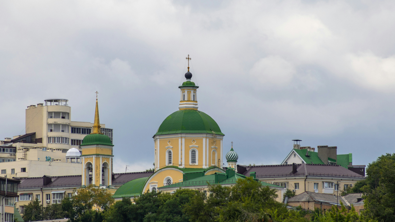 Жёлтая церковь с зелёными куполами