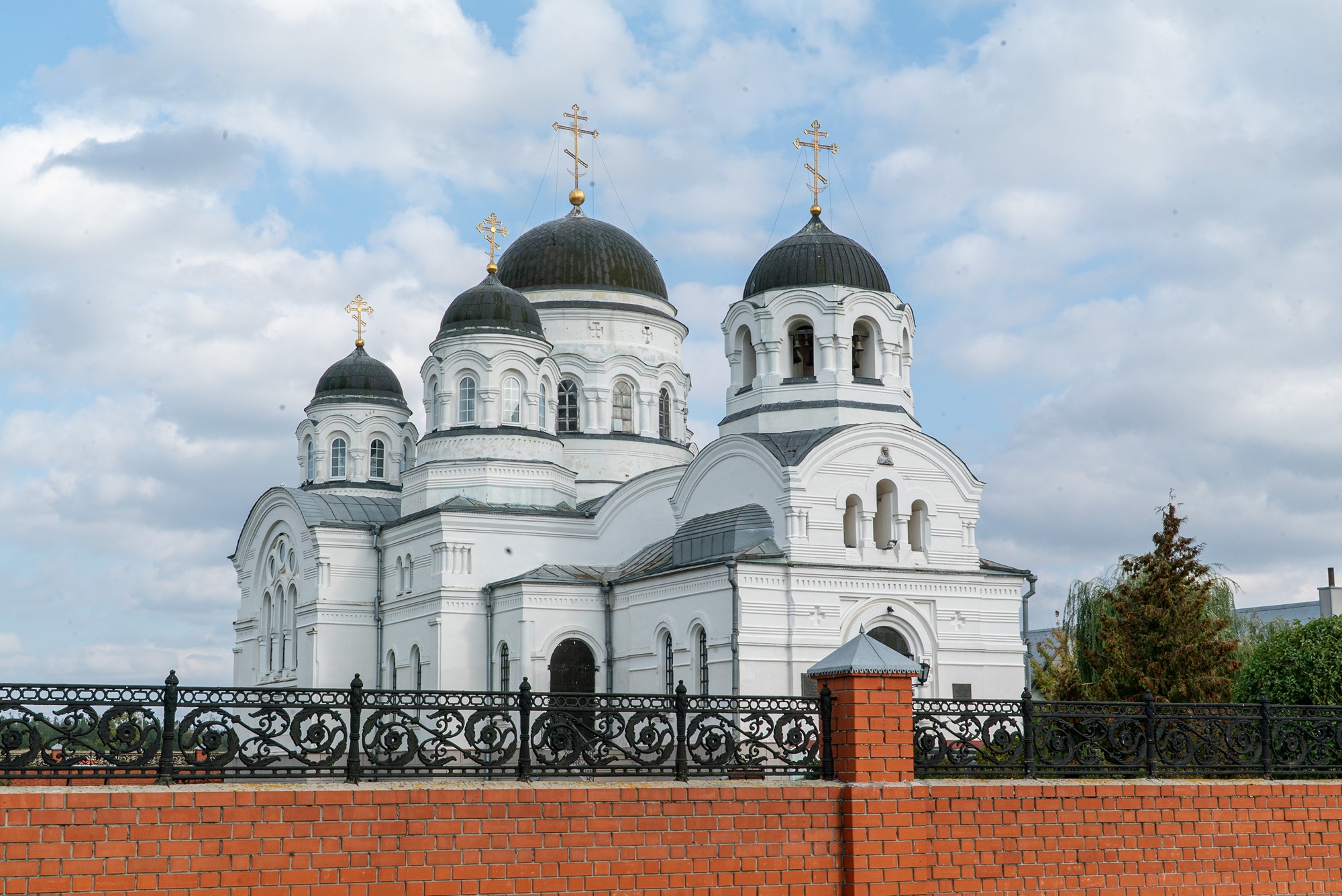 Белокаменный храм